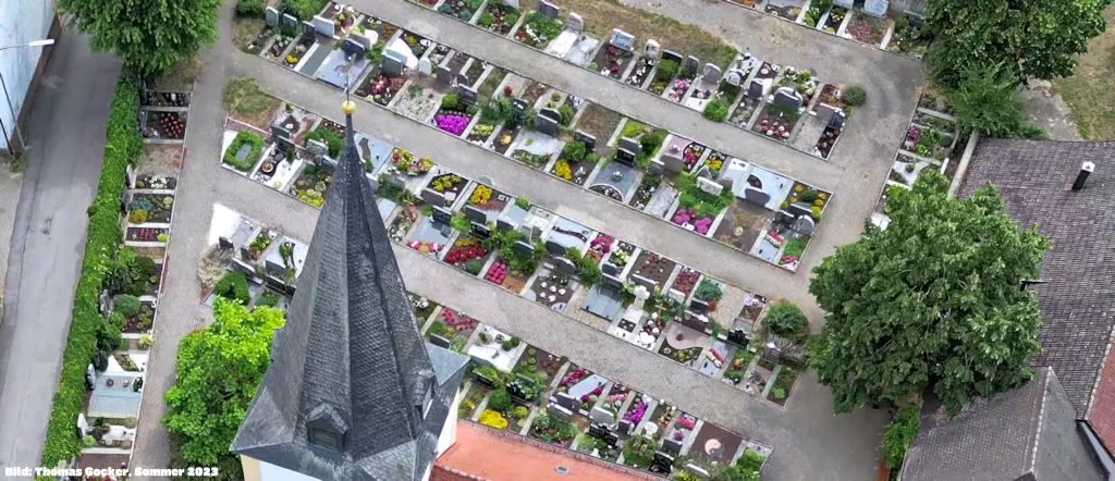 Der Friedhof Staffelbach von oben.